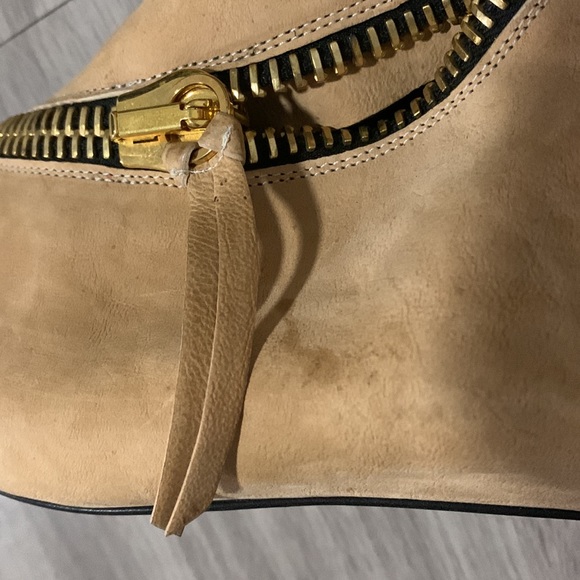 Giuseppe Zanotti tan booties with gold zipper - Picture 5 of 8